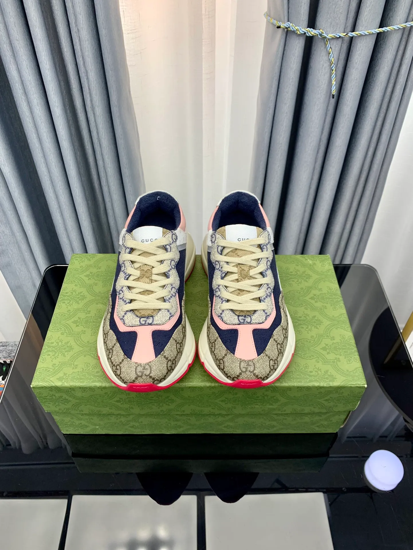 👟👟Ex-factory price 480👟👟 Gucci dad shoes for couples, distressed leather horn-shaped retro jogging shoes. The Balenciaga grandpa trend has subsided, ushering in GUCCI dad shoes, the trend leader in the fashion industry. The original shoes are molded and the original last is made by the Italian handmade foundry! [Gucci original dad shoes] Original surface: imported calfskin! Lining: Grade A hybrid lambskin! Outsole: The highest restoration sole. TPU material plus wear-resistant foam (anti-wear cushioning) ivory leather has been processed with an old-fashioned effect. The sole is 5cm high! The comfort level is excellent, killing all high-end versions on the market! Original logo outsole! 👣Size: Women’s size 35-40. Men's size 38-45. Women's heel with 🈚️logo! Men's heel with 🈶️logo!